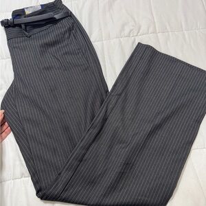 Dressy pants
Brand new
Size 2
